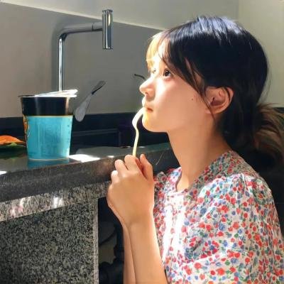 和红色中国人看电视